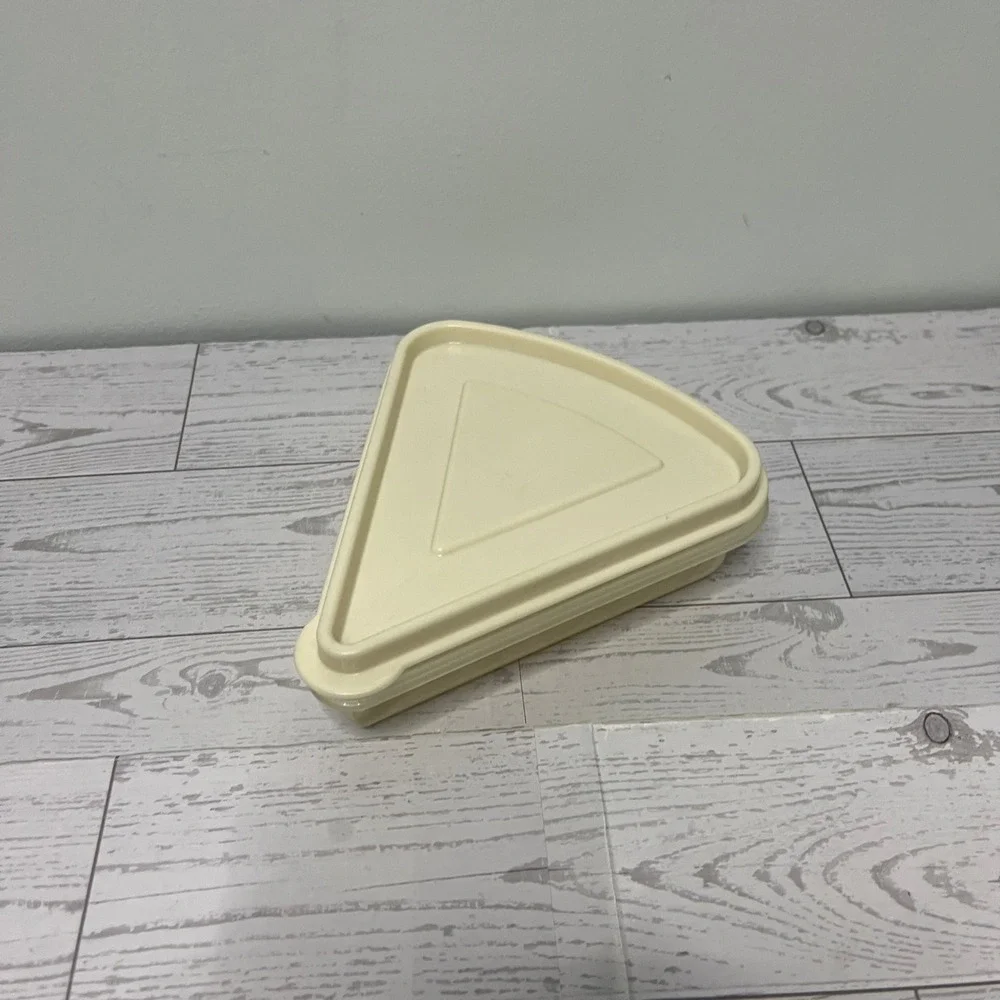 Rubbermaid Servin Saver Triangle Pie Slice Food Storage Container Cream 0072